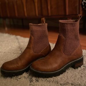 EUC universal thread Daphne Brown Lug Sock Boots